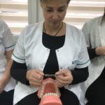 Nauka zakładania pasków z formówką na zęby boczne na kierunku higienistka stomatologiczna w Kościerzynie