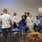 Technik masażysta w Łodzi podczas szkoleń na targach rehabilitacji i medycyny fizykalnej