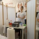 Uczennice kierunku higienistka stomatologiczna wypełniają dokumentację medyczną