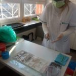 Uczennice kierunku higienistka stomatologiczna wypełniają dokumentację medyczną