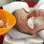 Słuchaczki SPMiS kierunku technik usług kosmetycznych wykonały zabieg manualnego oczyszczania twarzy z wapozonem