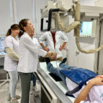 Przyszli elektroradiolodzy na zajęciach praktycznych z diagnostyki i terapii w elektroradiologii