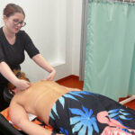 Słuchacze kierunku technik masażysta poznają techniki masażu klasycznego grzbietu