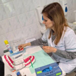 Zajęcia praktyczne na kierunku higienistka stomatologiczna - pobieranie formy i lakierowanie