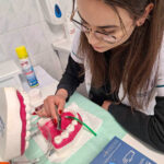 Zajęcia praktyczne na kierunku higienistka stomatologiczna - pobieranie formy i lakierowanie
